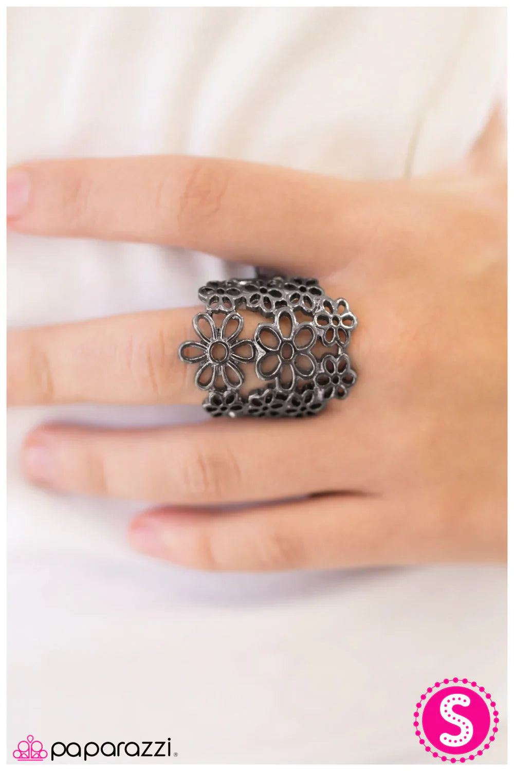 Paparazzi Ring ~ Spring Cleaning - Black