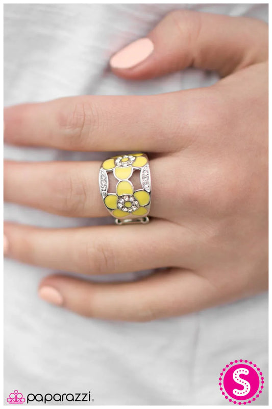 Paparazzi Ring ~ Feels Like Spring - Yellow