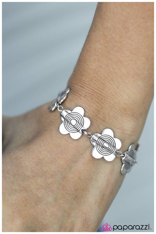 Paparazzi Bracelet ~ The Daisy Disco  - Silver