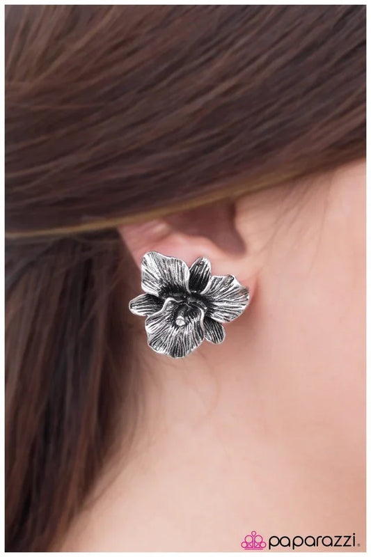 Paparazzi Earring ~ Hawaiian Princess - Silver