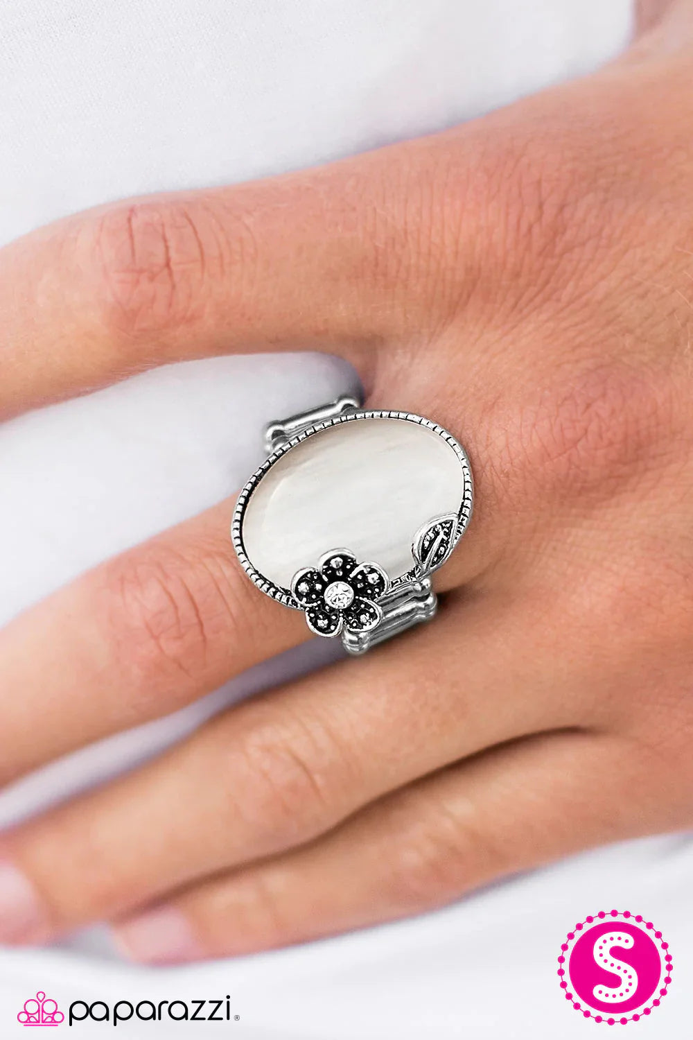 Paparazzi Ring ~ Moonlit Meadows - White