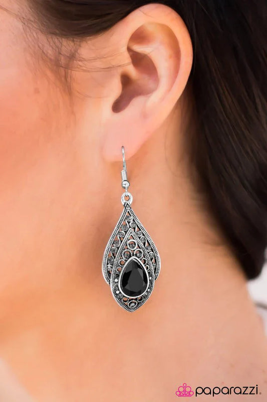 Paparazzi Earring ~ Roaring Twenties - Black