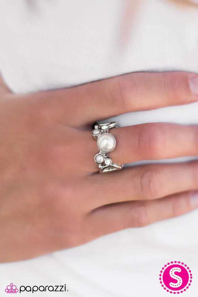 Paparazzi Ring ~ Bobbing Along - White