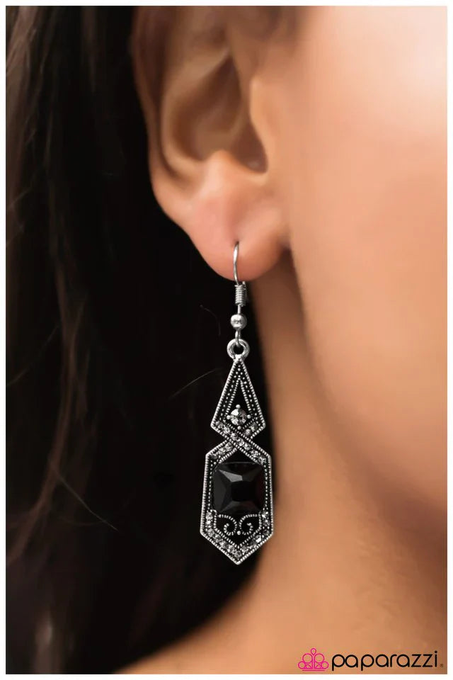 Paparazzi Earring ~ Made For The Stage - Black