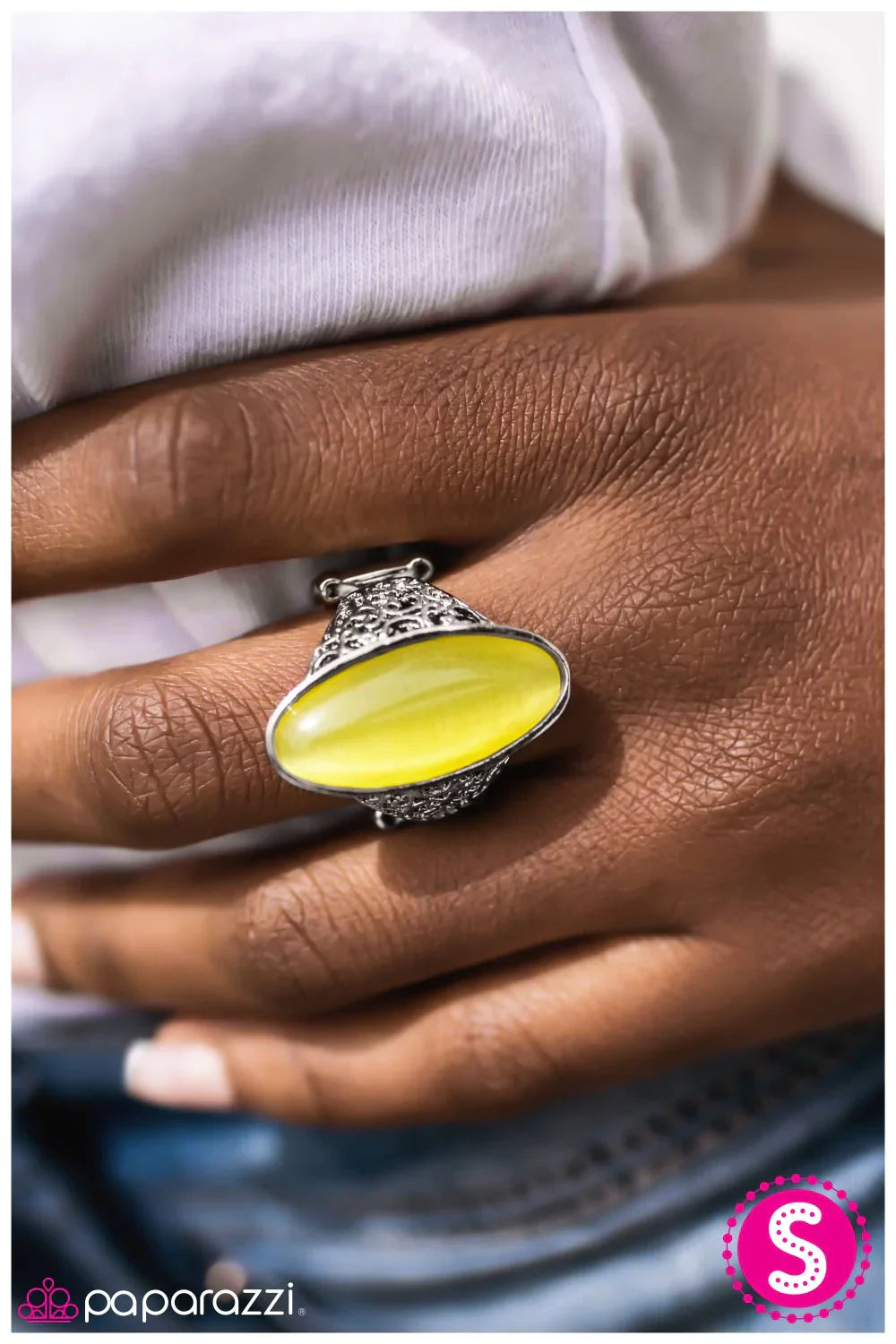 Paparazzi Ring ~ Look At Her GLOW! - Yellow