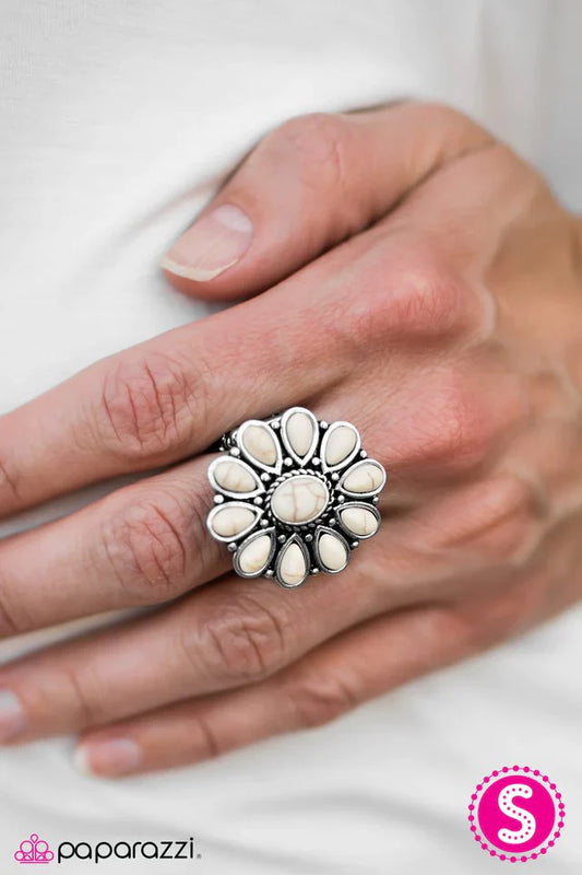 Paparazzi Ring ~ Desert Daisy - White