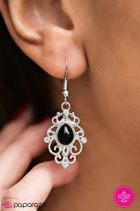 Paparazzi Earring ~ Seize The Moment - Black