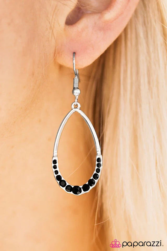 Paparazzi Earring ~ Kiss The Girl - Black