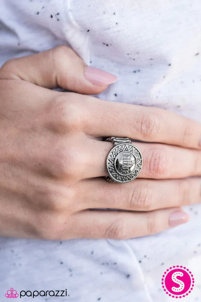 Paparazzi Ring ~ Lookin Fierce - Black