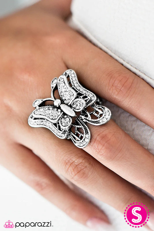 Paparazzi Ring ~ Free To Fly - White