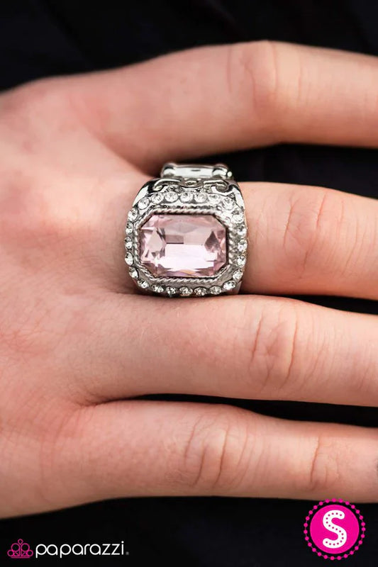 Paparazzi Ring ~ In Love With Being Queen - Pink