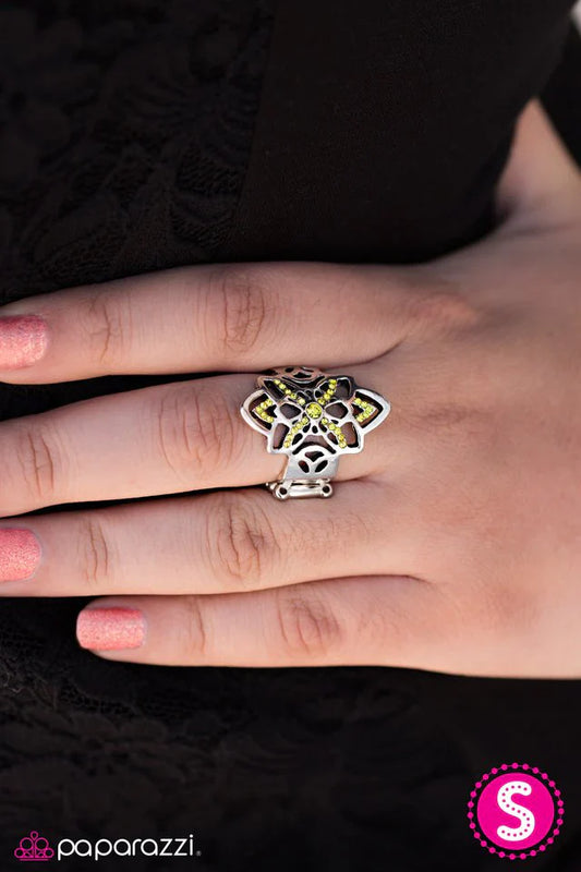 Paparazzi Ring ~ Daringly Dallas - Yellow