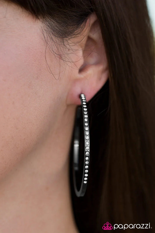 Paparazzi Earring ~ Guest Of Honor - Black