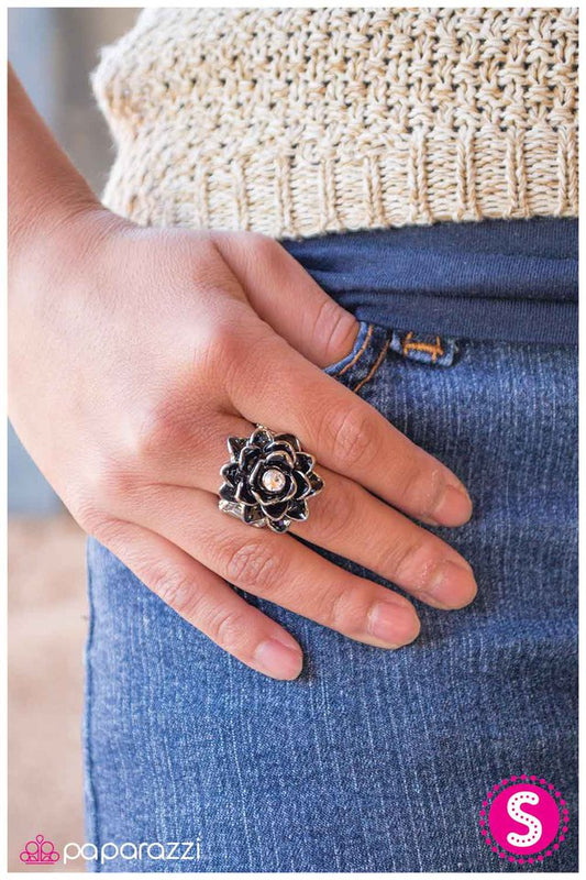 Paparazzi Ring ~ Midnight Blooms - Black