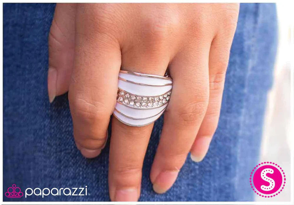 Paparazzi Ring ~ Borderline Bombshell - White