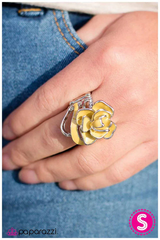 Paparazzi Ring ~ Coming Up Roses - Yellow