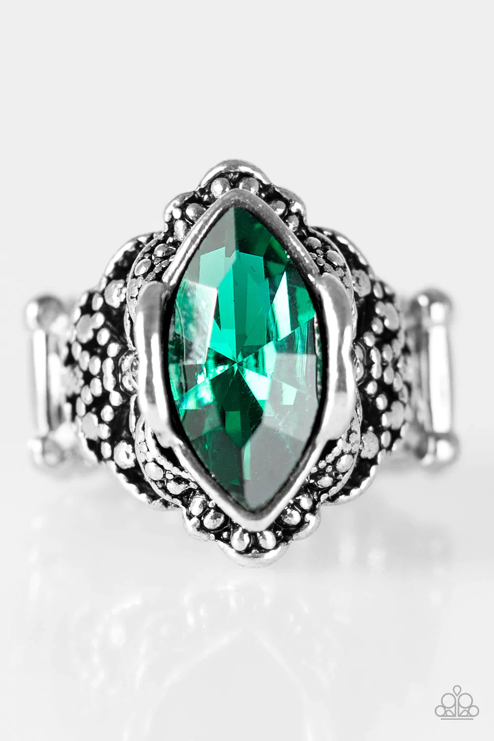 Paparazzi Ring ~ Queenly Gardens - Green