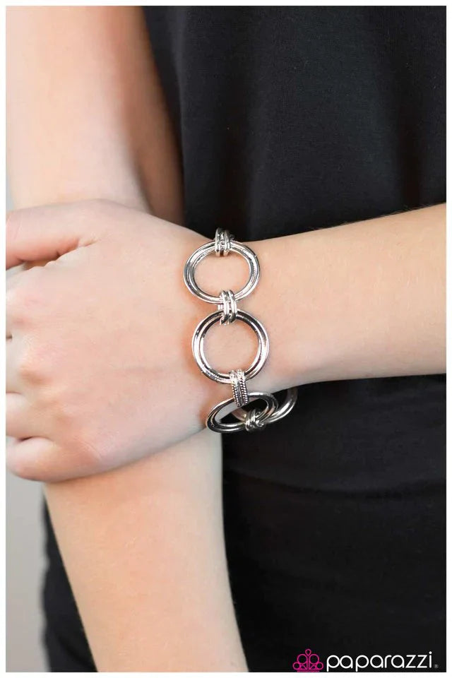 Paparazzi Bracelet ~ A Dead Ringer - Silver