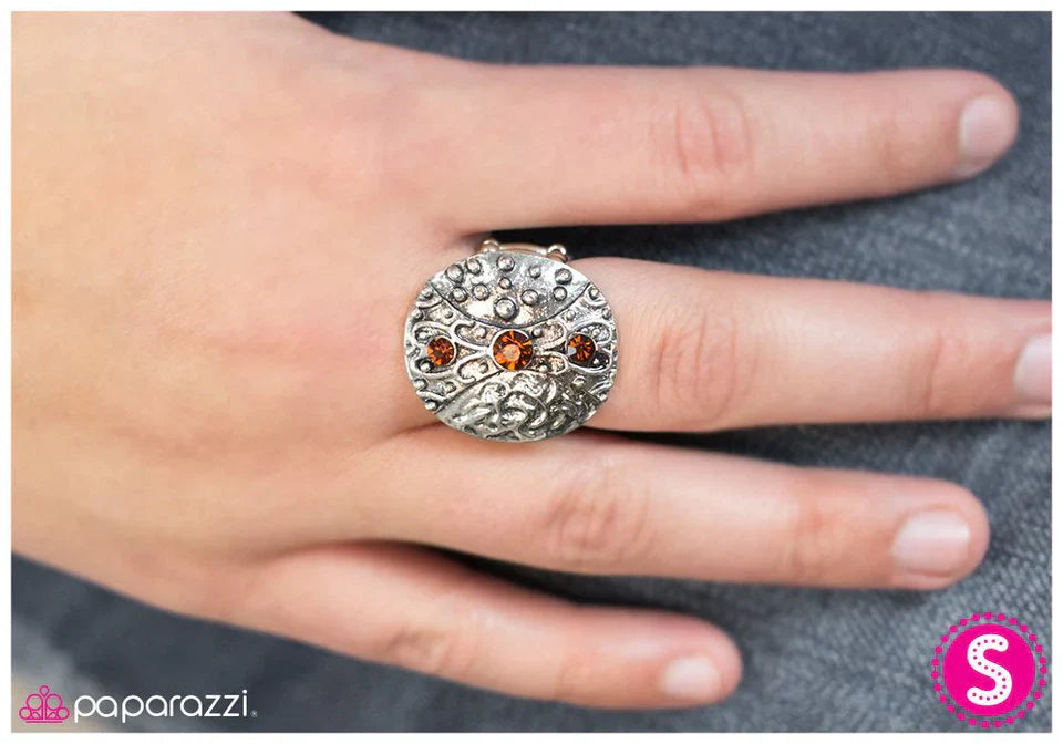 Paparazzi Ring ~ Queen Of Hearts - Brown