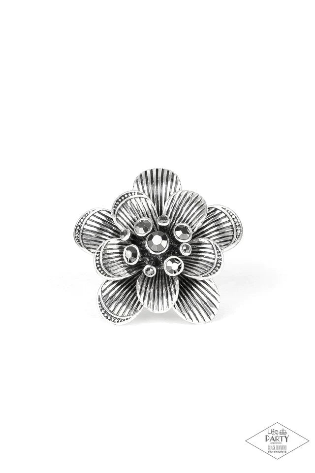 Paparazzi Ring ~ Petal Pusher - Silver