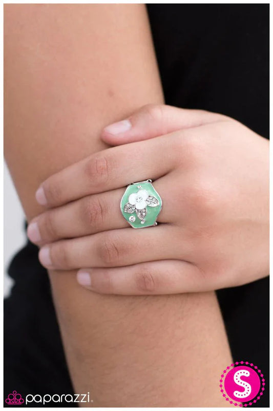 Paparazzi Ring ~ Seagull Lily - Green