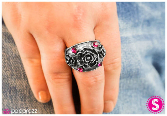 Paparazzi Ring ~ Bed Of Roses - Pink