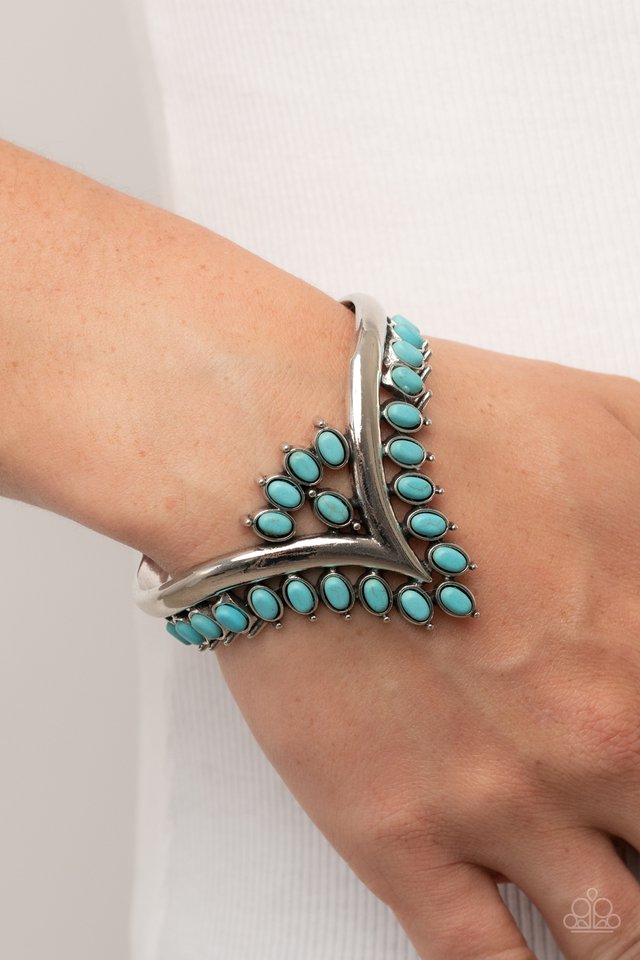 Teton Tiara - Blue - Paparazzi Bracelet Image