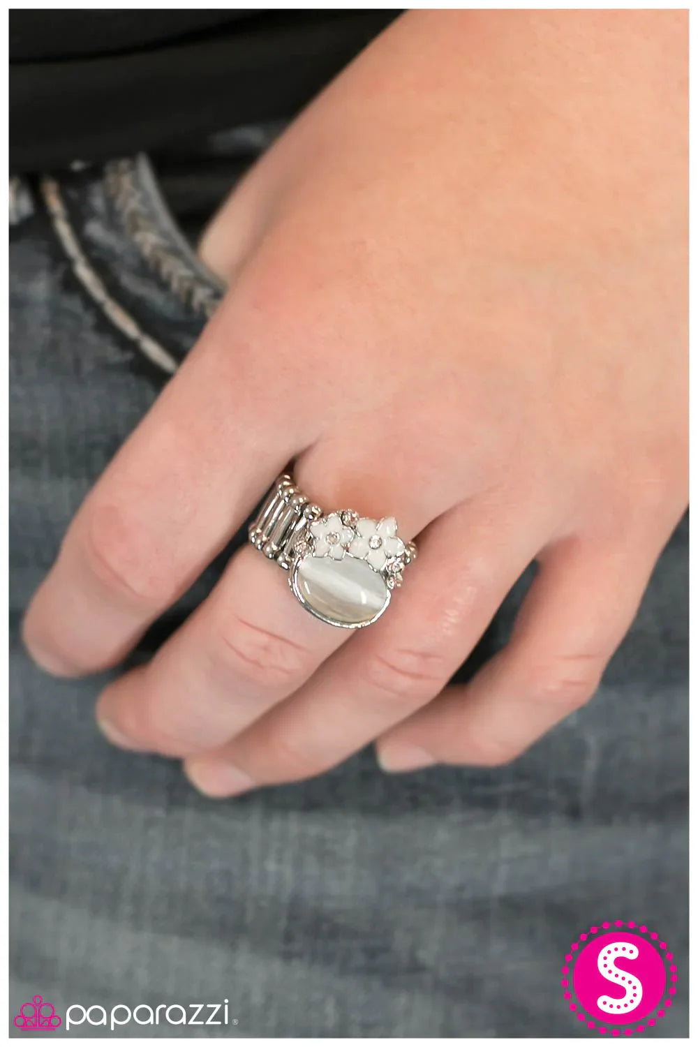 Paparazzi Ring ~ Mooning Over You - White