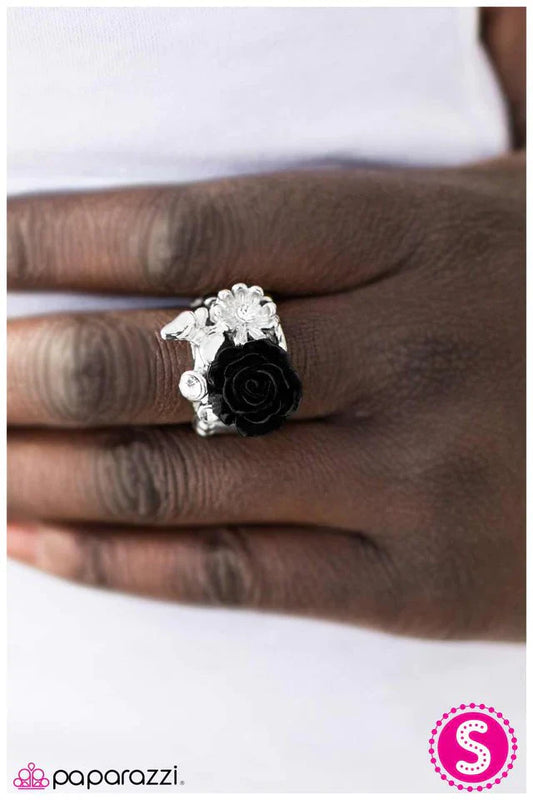 Paparazzi Ring ~ Meet Me In The Meadow - Black